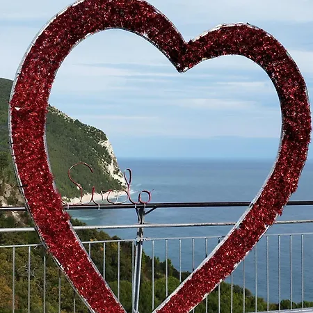 L'azalea - A Due Passi Da Numana Con Grande Terrazzo E Piscina Condominiale Stagionale Apartmán